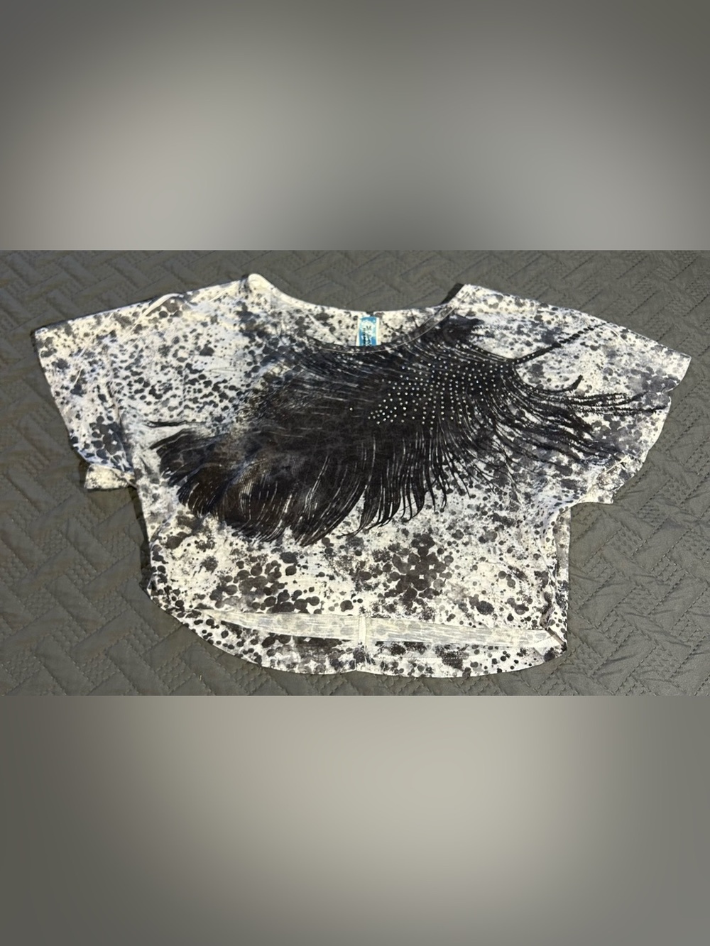 Gas is by California blue Women’s Black & White Feather Graphic Crop Top Size M